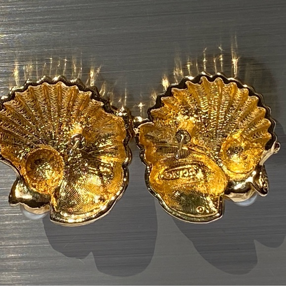 Vintage Avon Faux Pearl Shell Star Theme Gold Tone Earrings - Picture 4 of 15